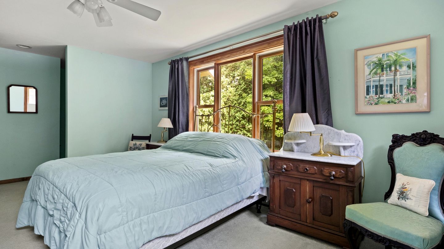 Beautiful Secluded Cottage with Fireplace and Amazing Views in Charlotte, Vermont