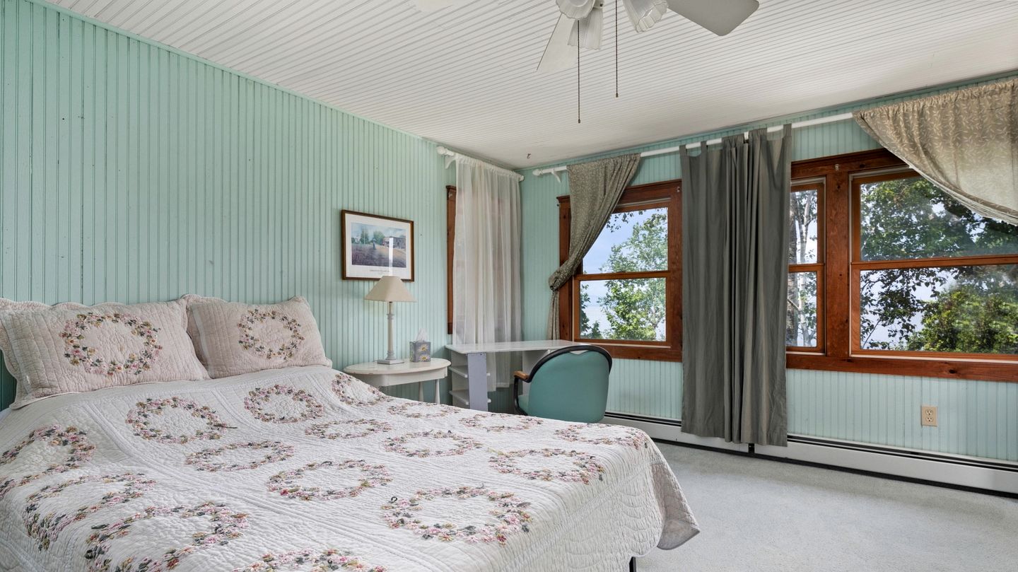 Beautiful Secluded Cottage with Fireplace and Amazing Views in Charlotte, Vermont