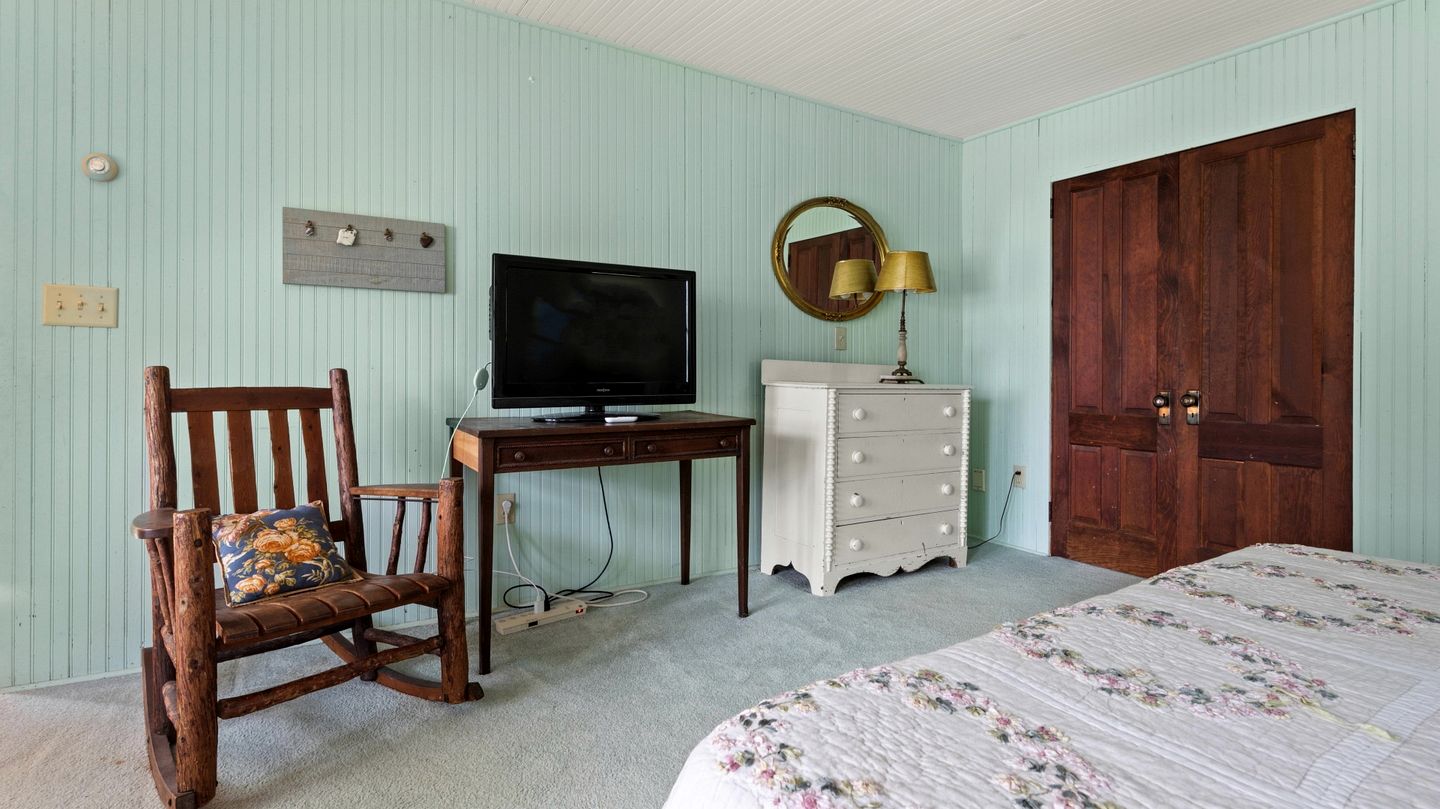 Beautiful Secluded Cottage with Fireplace and Amazing Views in Charlotte, Vermont