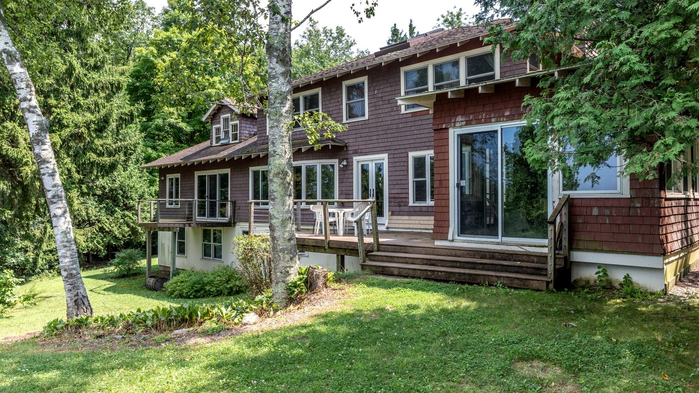 Beautiful Secluded Cottage with Fireplace and Amazing Views in Charlotte, Vermont