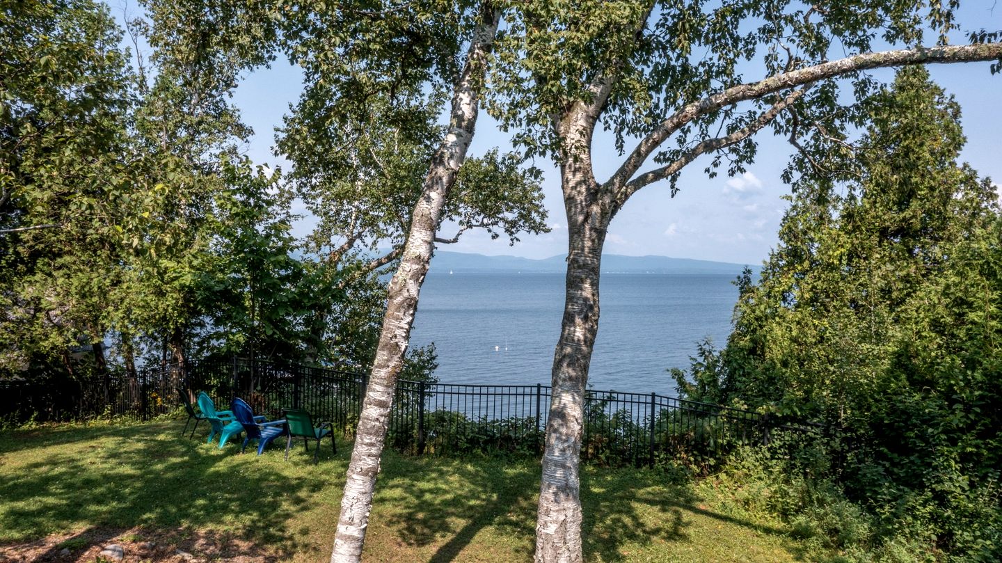 Beautiful Secluded Cottage with Fireplace and Amazing Views in Charlotte, Vermont