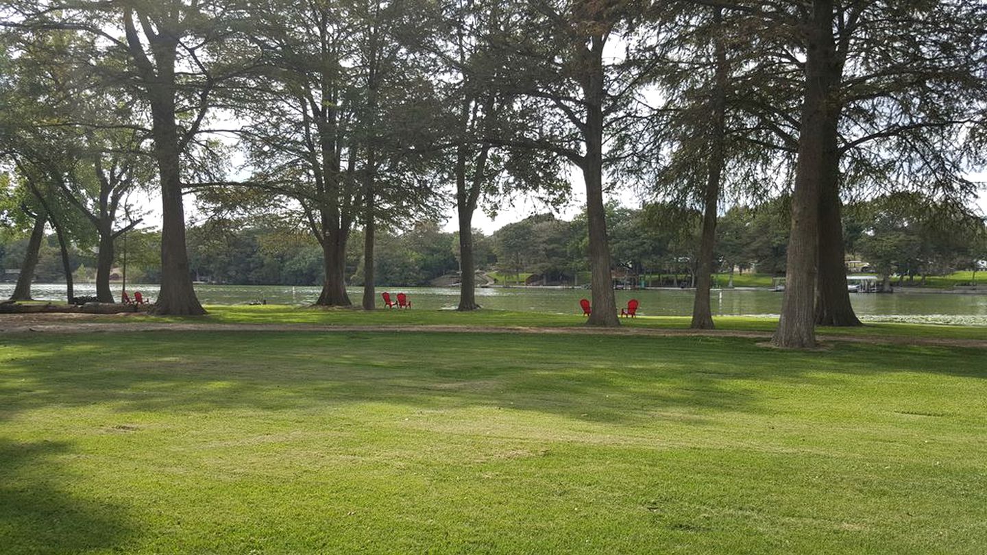 Spacious 10-Person Cabin Rental on Lake Dunlap near Austin, Texas