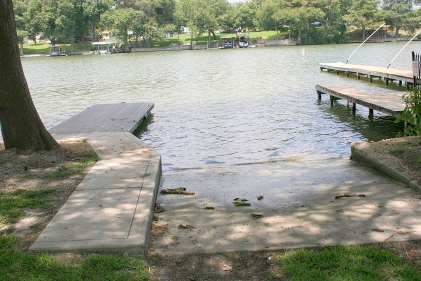 Spacious 10-Person Cabin Rental on Lake Dunlap near Austin, Texas