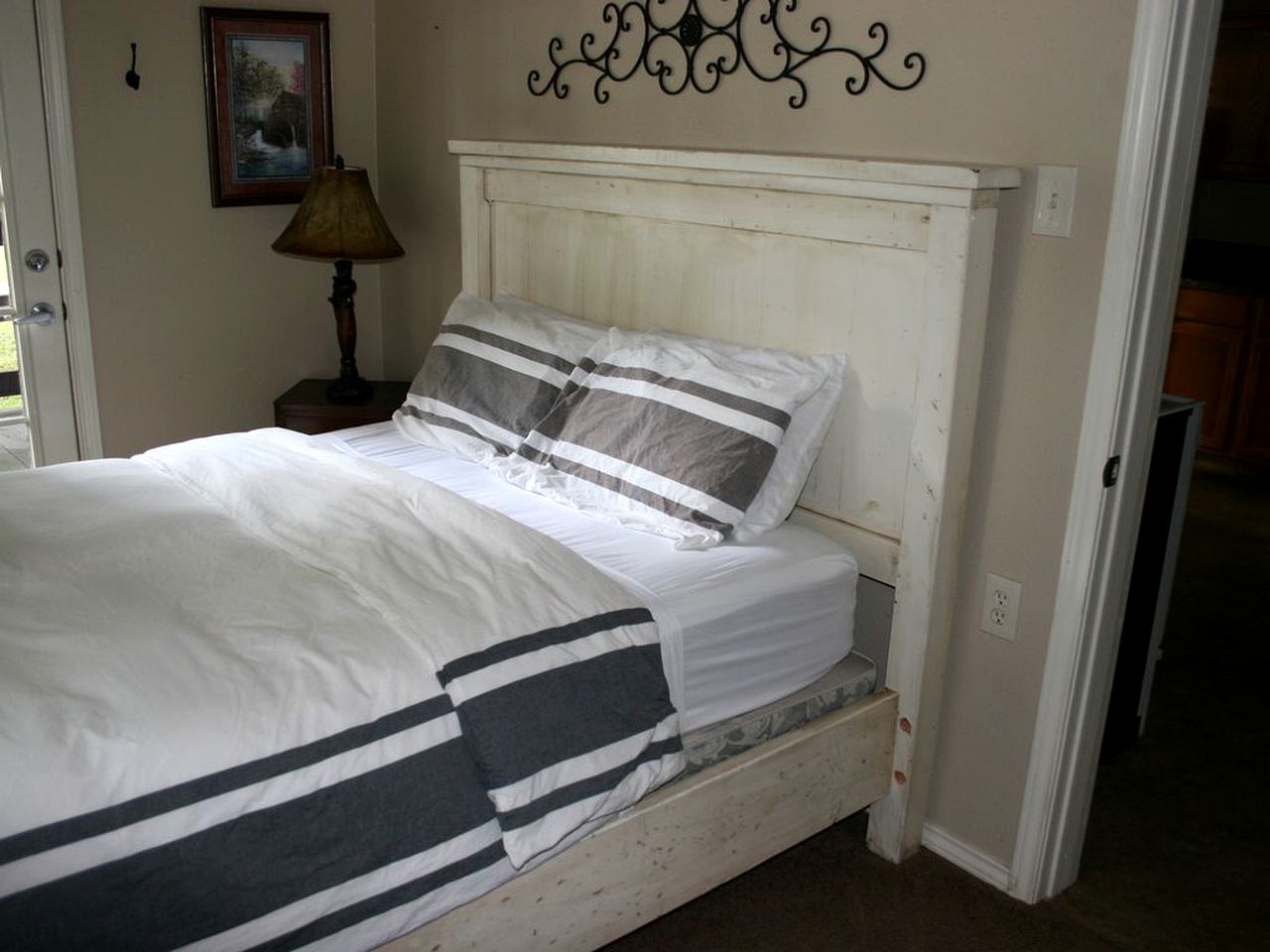 Spacious 10-Person Cabin Rental on Lake Dunlap near Austin, Texas