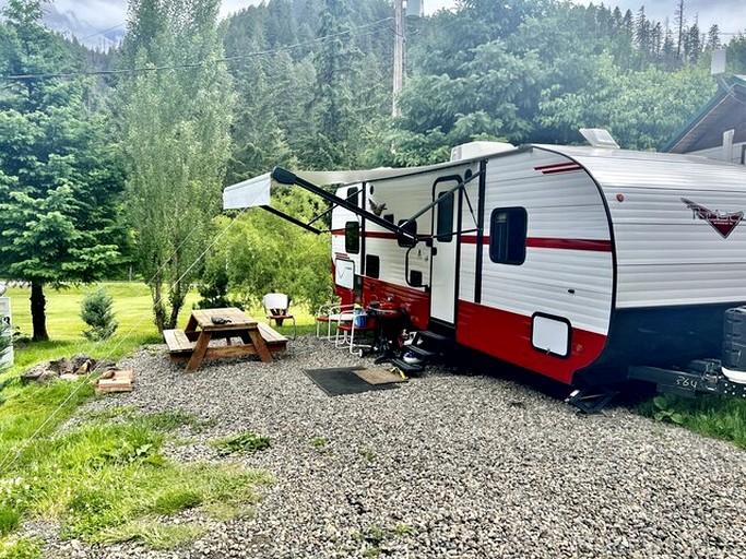 Cozy Getaway Camper for Great Places to Visit in Oregon | Cabins (Idleyld Park, Oregon, United States of America)