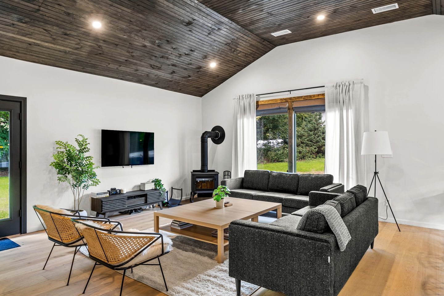 Amazingly Equipped Cabin with BBQ, Fire pit, Deck and Beautiful Design in NY