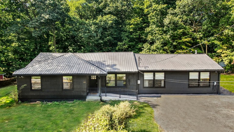 Amazingly Equipped Cabin with BBQ, Fire pit, Deck and Beautiful Design in NY