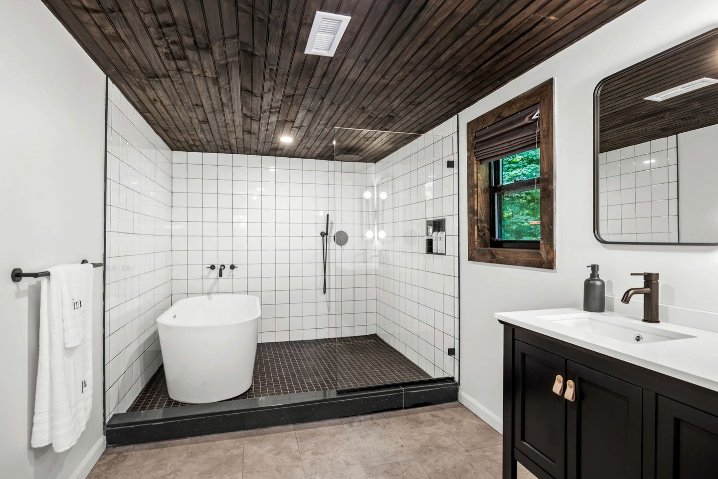 Amazingly Equipped Cabin with BBQ, Fire pit, Deck and Beautiful Design in NY