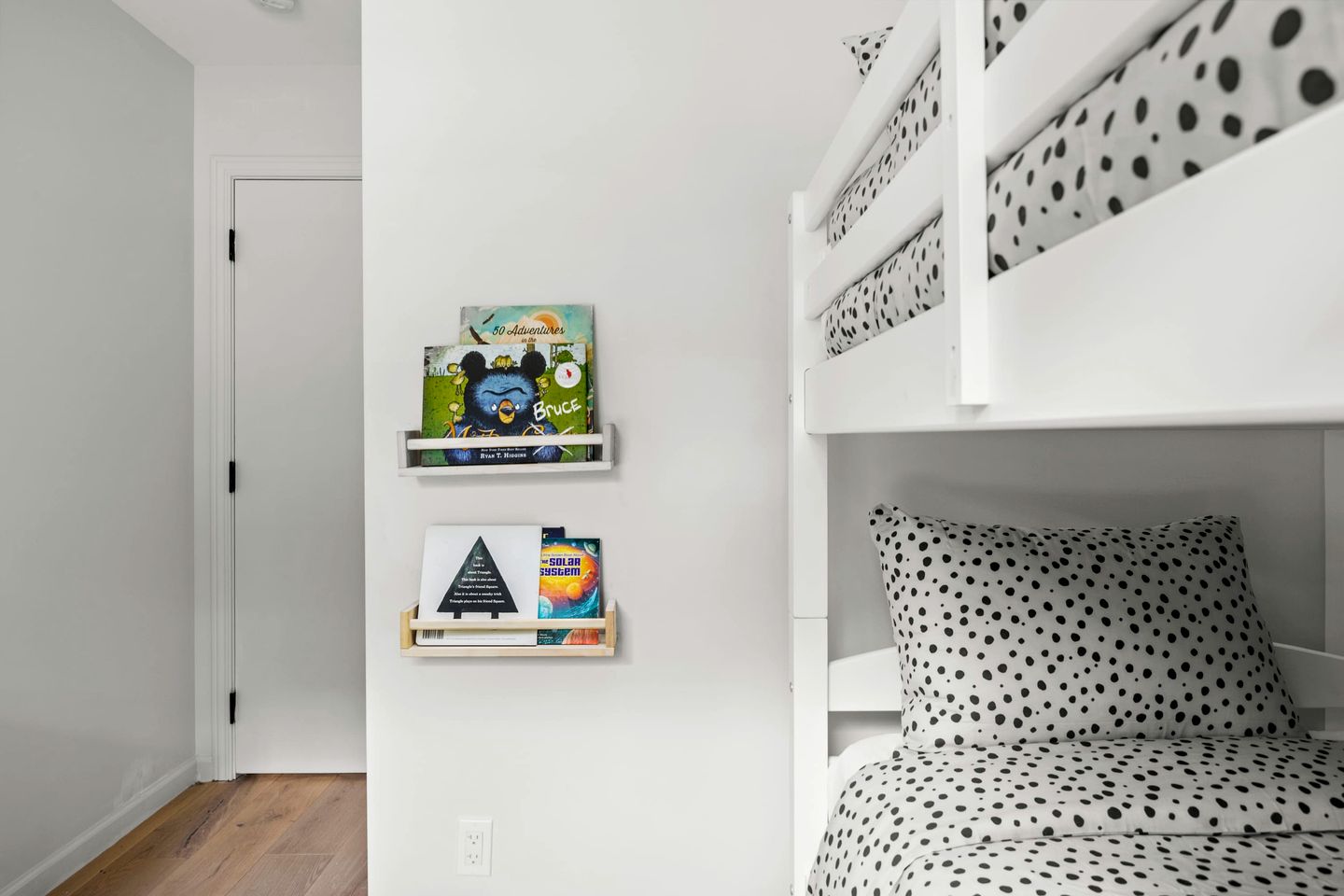 Amazingly Equipped Cabin with BBQ, Fire pit, Deck and Beautiful Design in NY