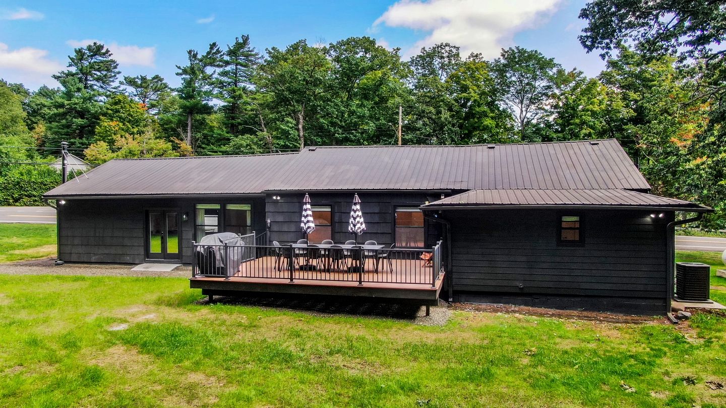 Amazingly Equipped Cabin with BBQ, Fire pit, Deck and Beautiful Design in NY