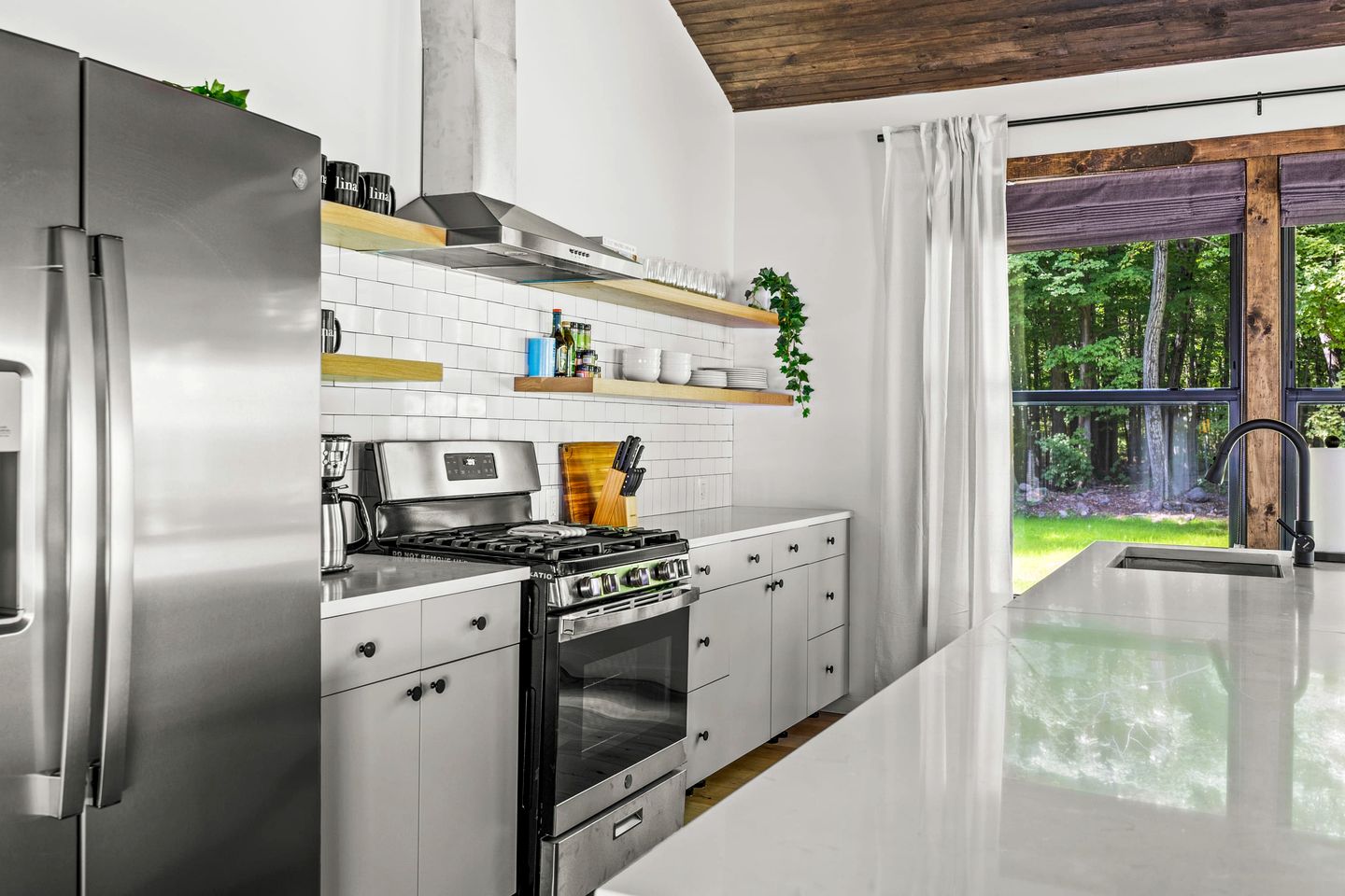 Amazingly Equipped Cabin with BBQ, Fire pit, Deck and Beautiful Design in NY