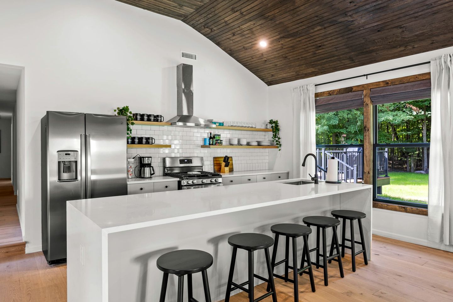 Amazingly Equipped Cabin with BBQ, Fire pit, Deck and Beautiful Design in NY