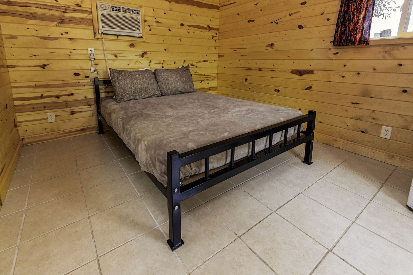 Comfortable Cabin Perfect for Couples Exploring the Outdoors in Sturgis, South Dakota