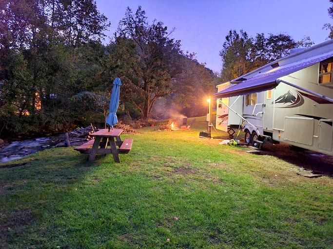 Stunning Caravan with Fire Pit in Del Rio, Tennessee