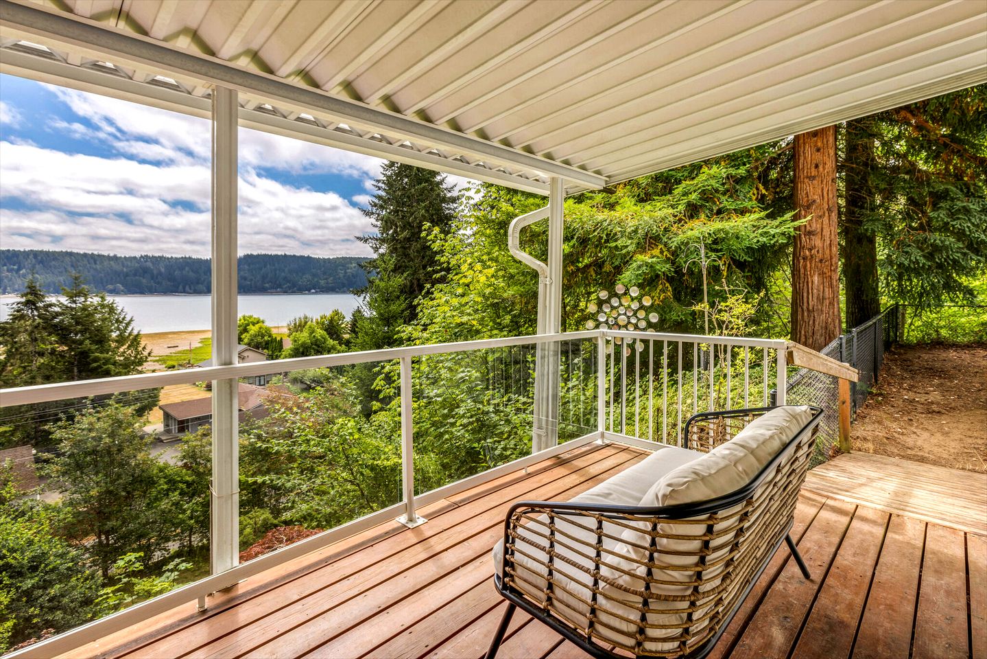 Sweet Cottage Beautifully Design with Lake Views in Washington