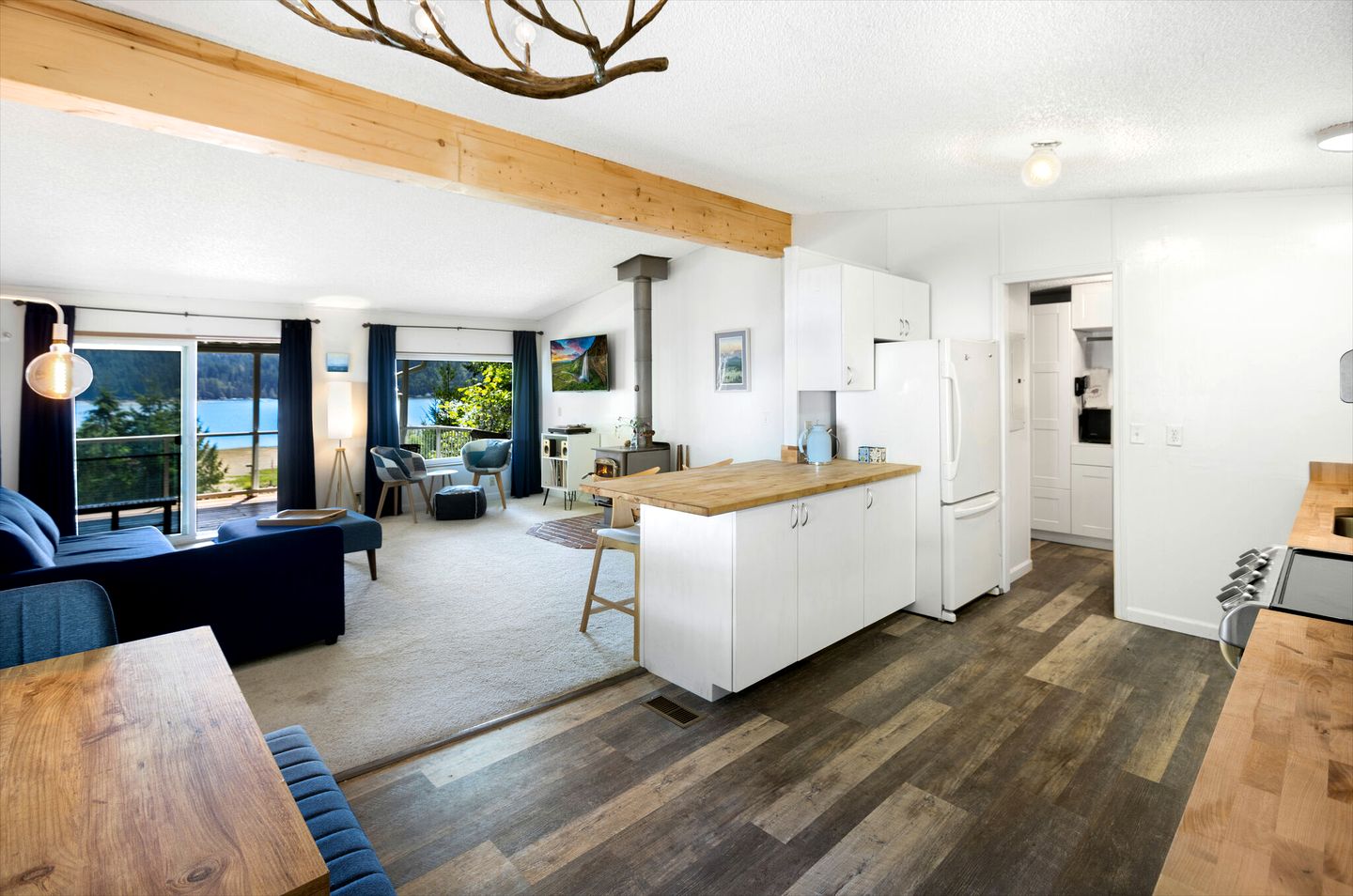 Sweet Cottage Beautifully Design with Lake Views in Washington