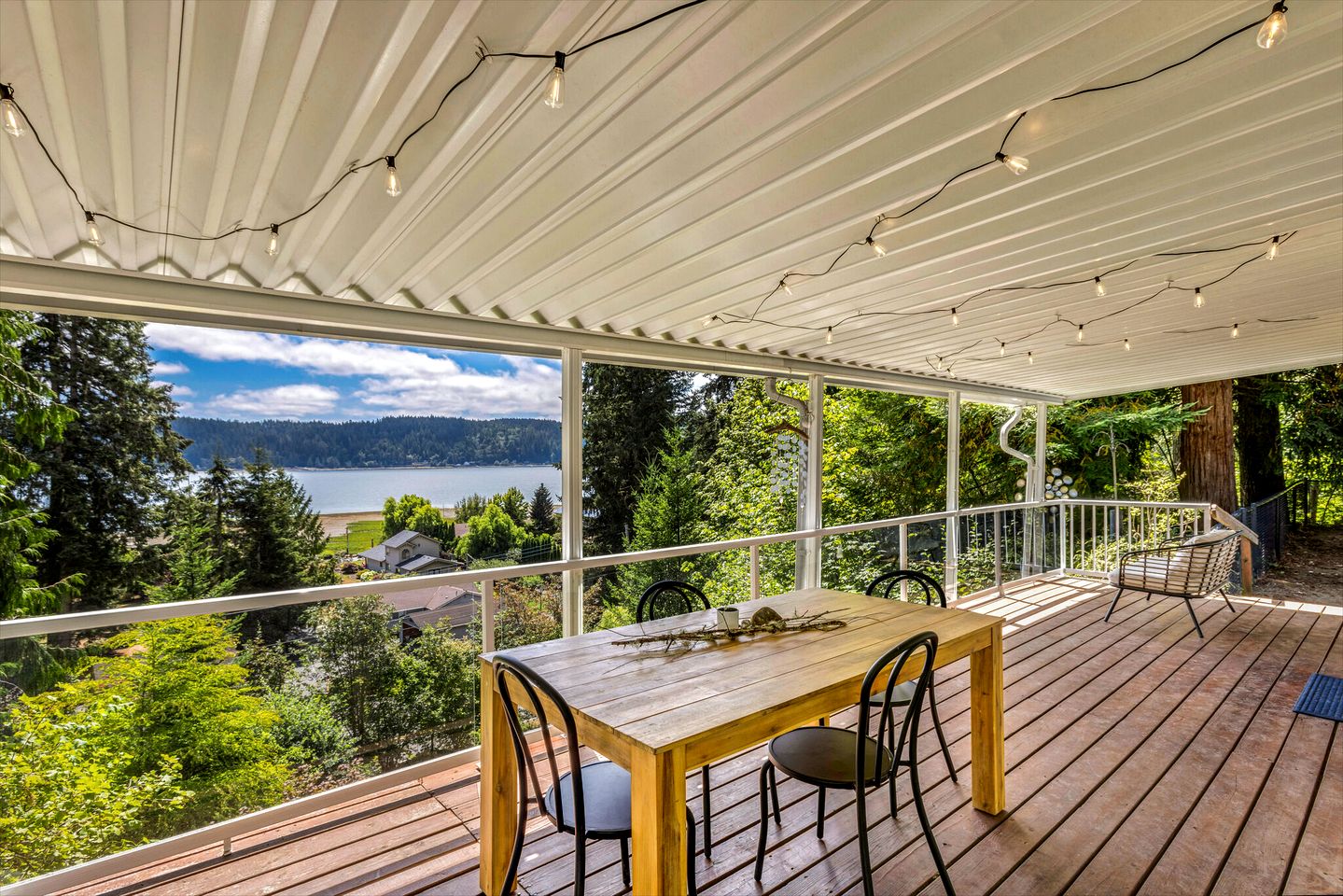 Sweet Cottage Beautifully Design with Lake Views in Washington