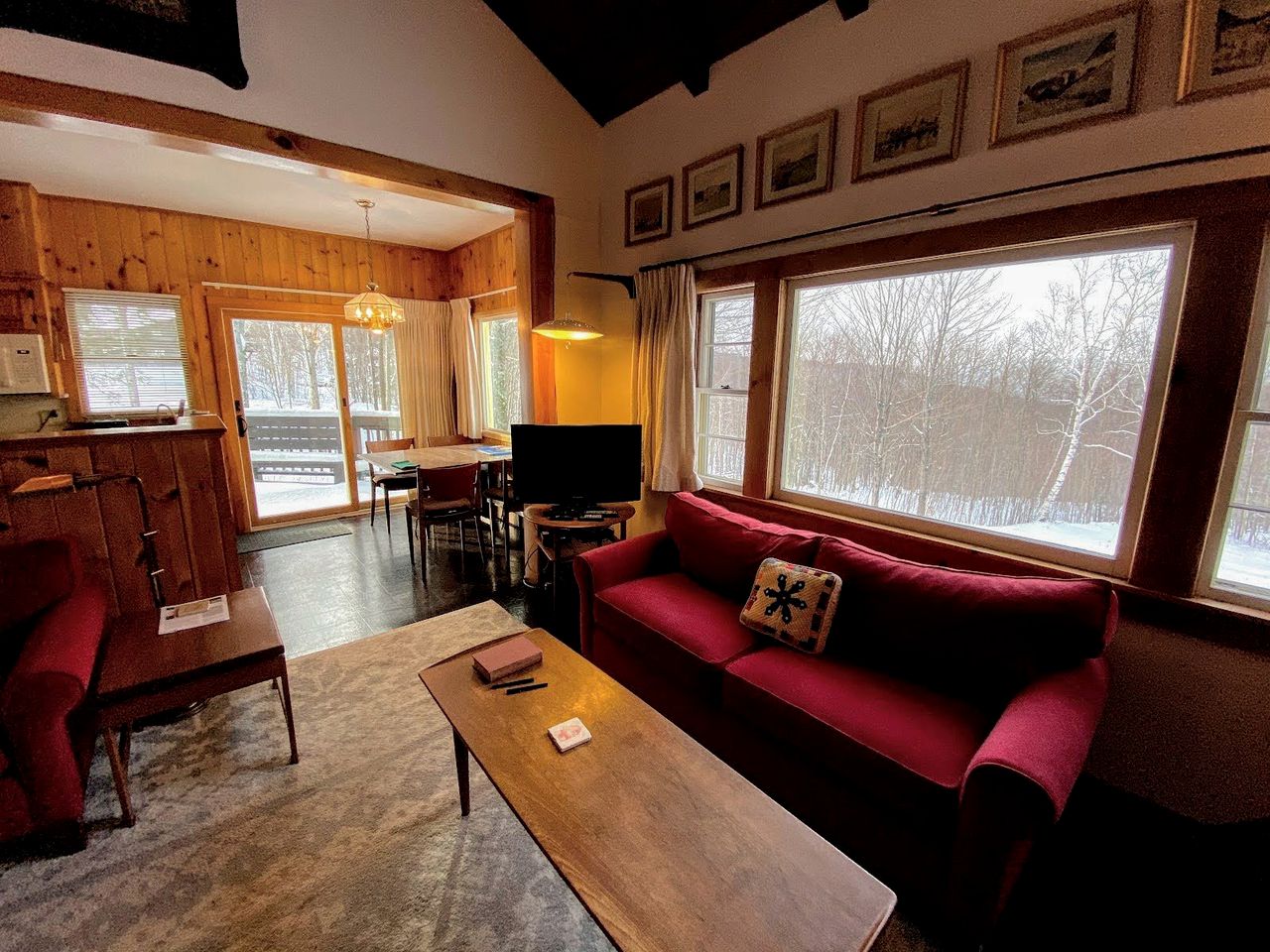 Spacious Retreat for a White Mountains Vacation Getaway