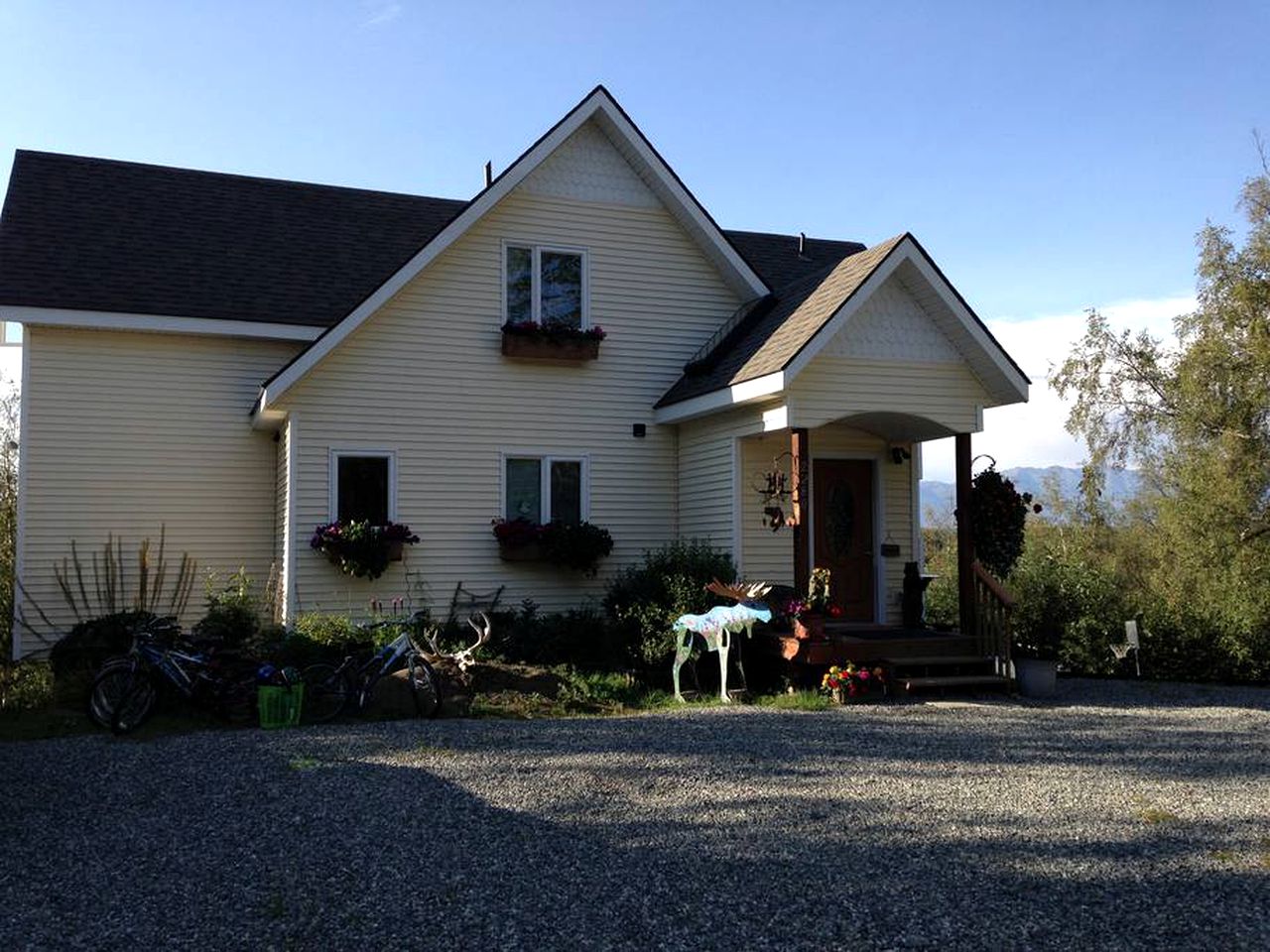 Spacious Cottage Rental for Large Groups on the Lake near Palmer, Alaska