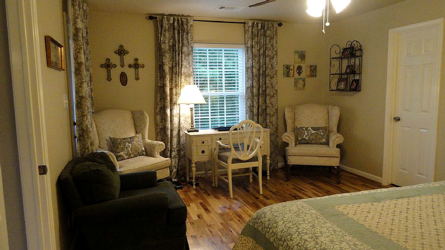 Beautifully Furnished Cottage Rental for 10 near Dallas, Texas