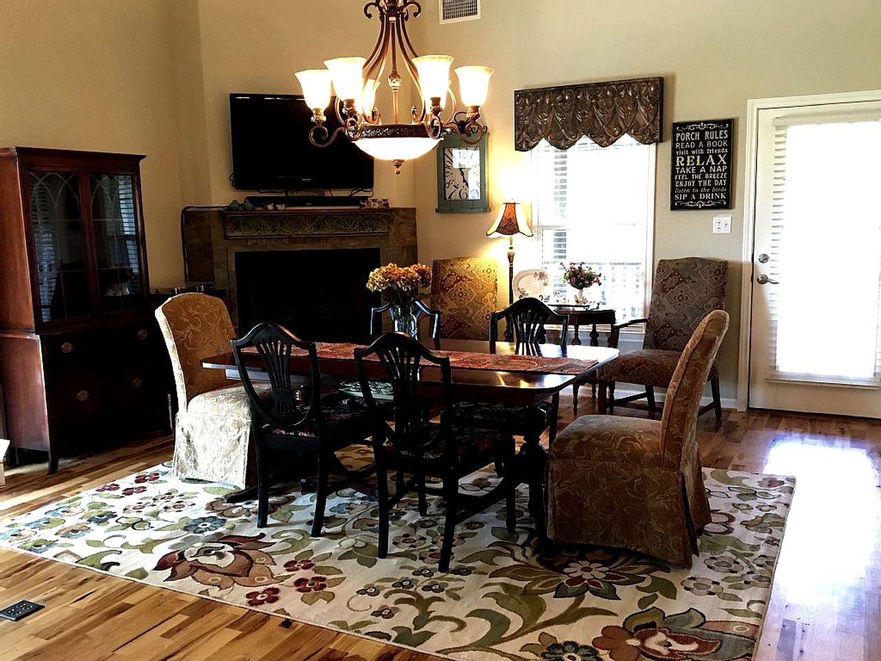 Beautifully Furnished Cottage Rental for 10 near Dallas, Texas