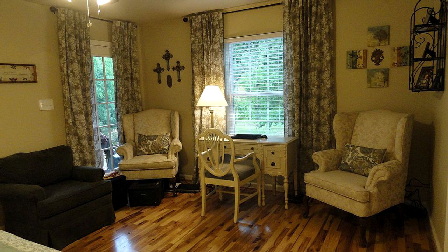 Beautifully Furnished Cottage Rental for 10 near Dallas, Texas