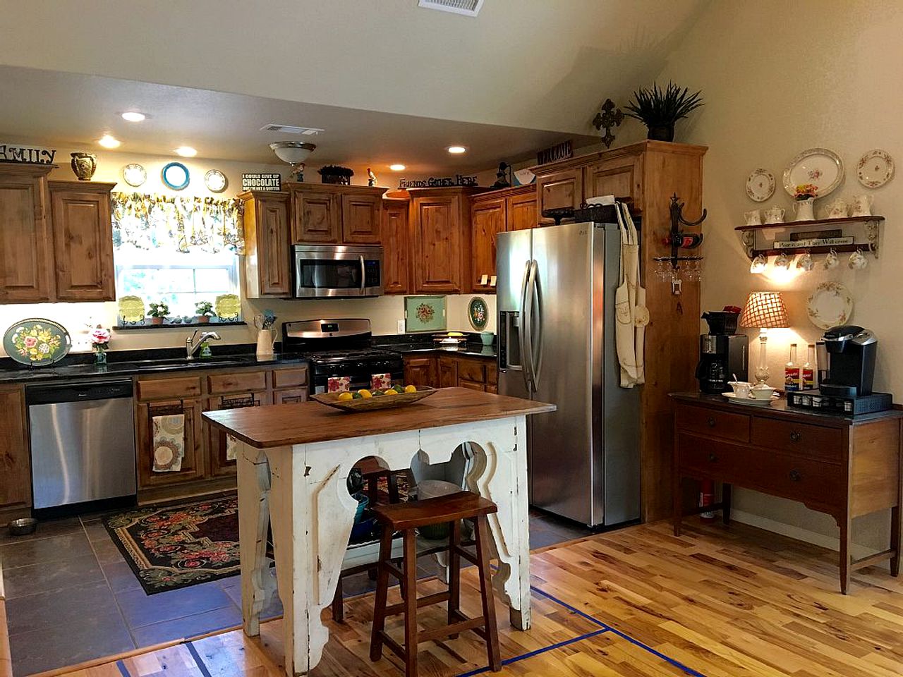 Beautifully Furnished Cottage Rental for 10 near Dallas, Texas