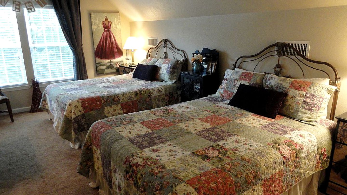 Beautifully Furnished Cottage Rental for 10 near Dallas, Texas