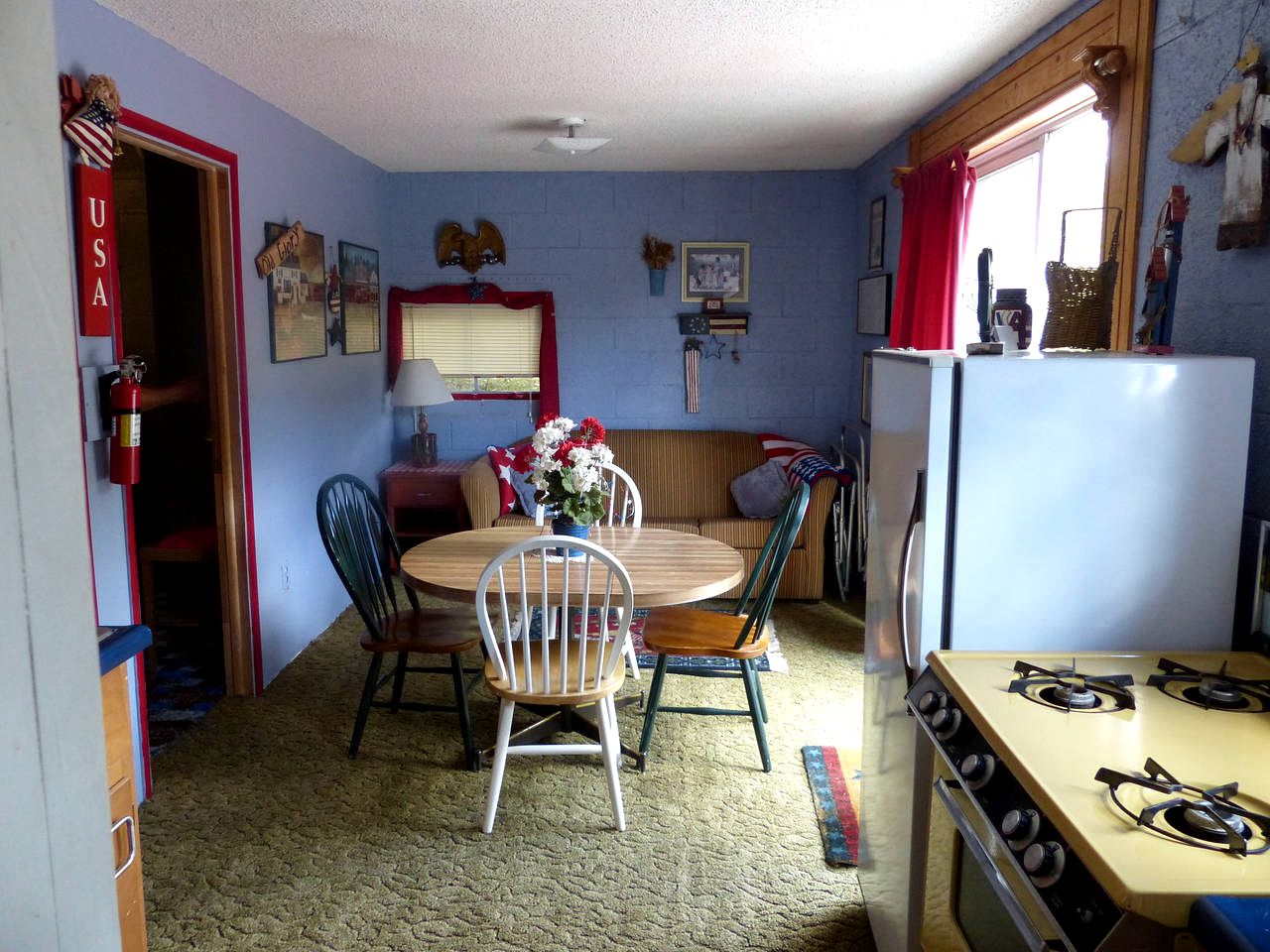 American-Themed Vacation Cabin with a Spacious Deck in Poudre Canyon near Fort Collins, Colorado