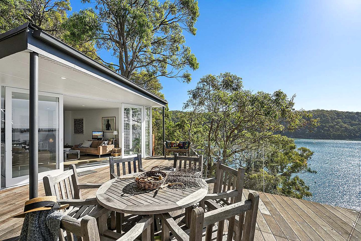 Amazing Beachfront Cabin with Views of Pittwater near Sydney in NSW