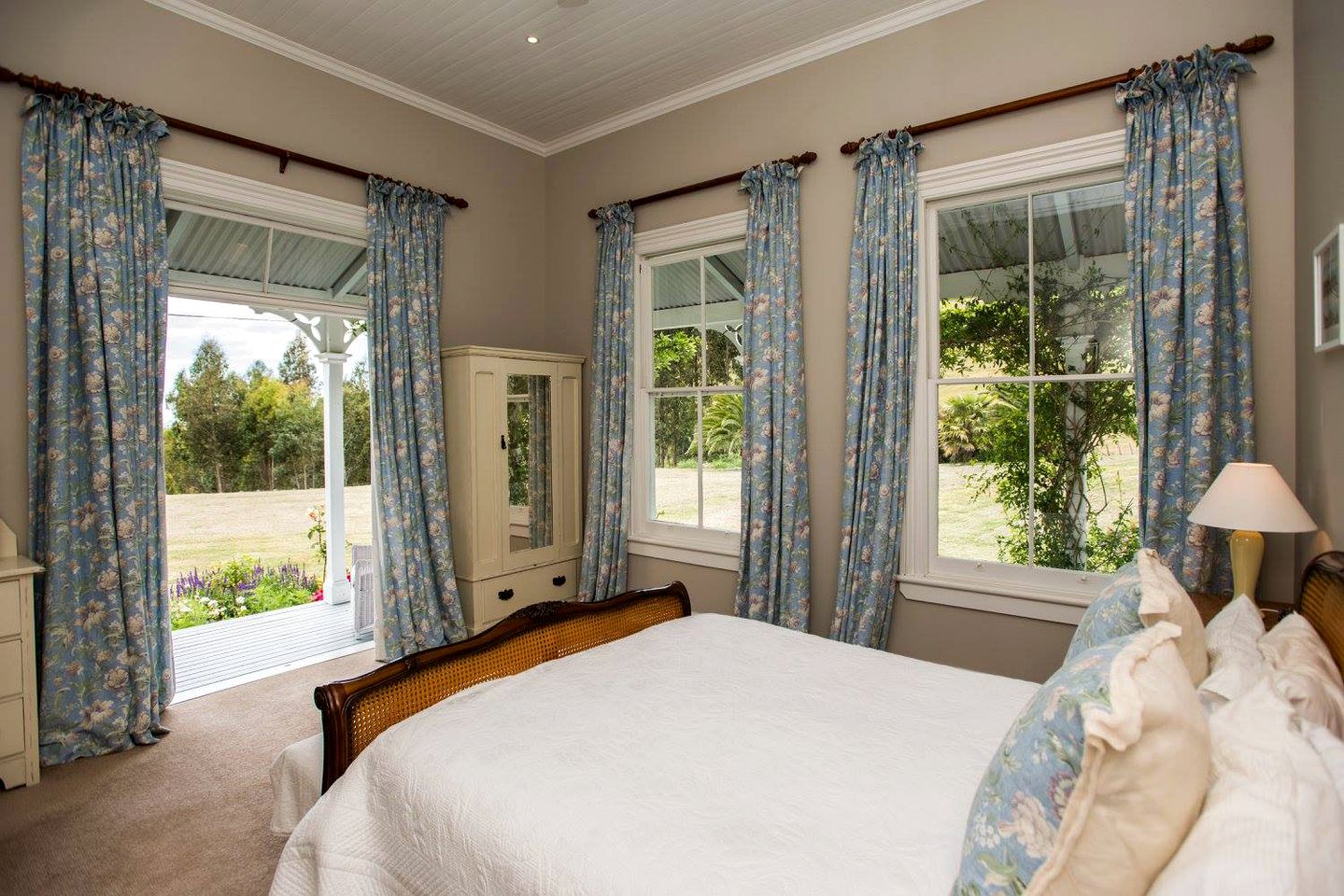 Luxurious Private Cottage Overlooking the Ocean in Hawke's Bay, New Zealand