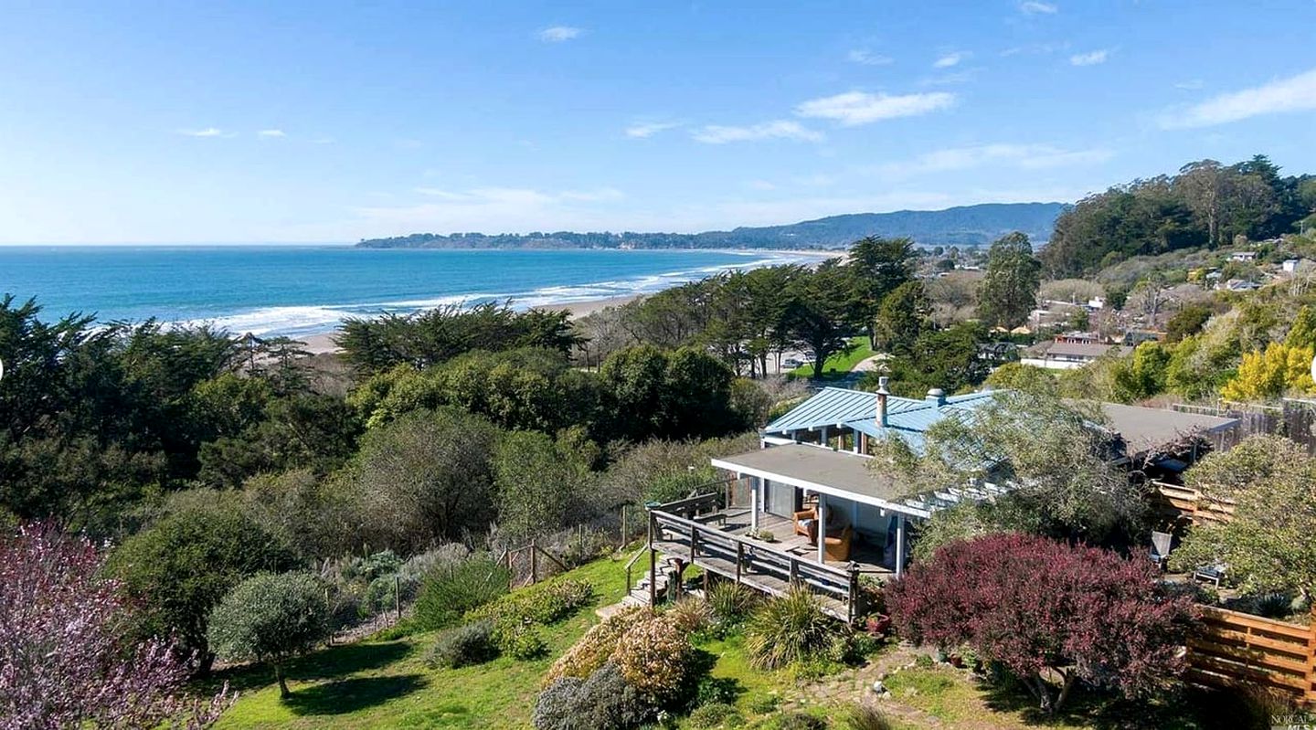Luxury Coastal Retreat: Ocean View Glamping Destination in California