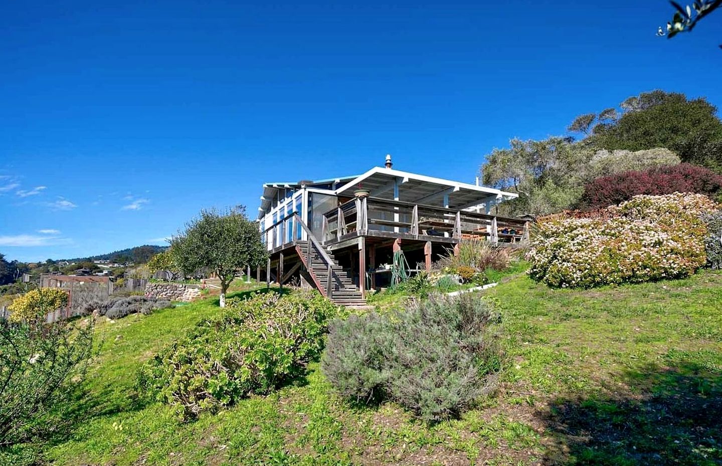 Luxury Coastal Retreat: Ocean View Glamping Destination in California