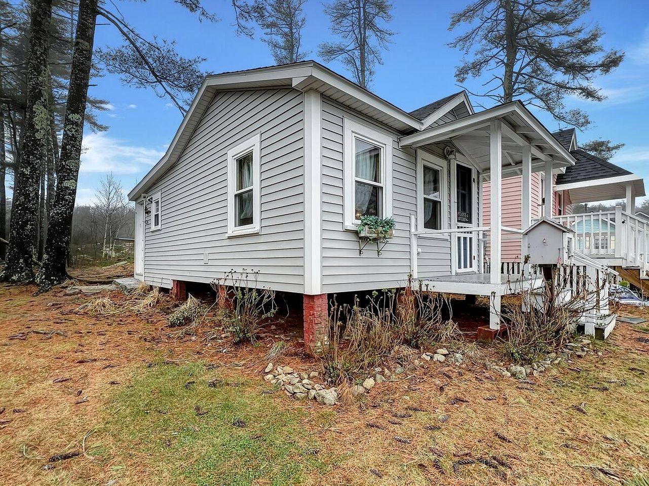 Charming Pet-Friendly Tiny Cottage with Pool and Trails near Ogunquit, Maine