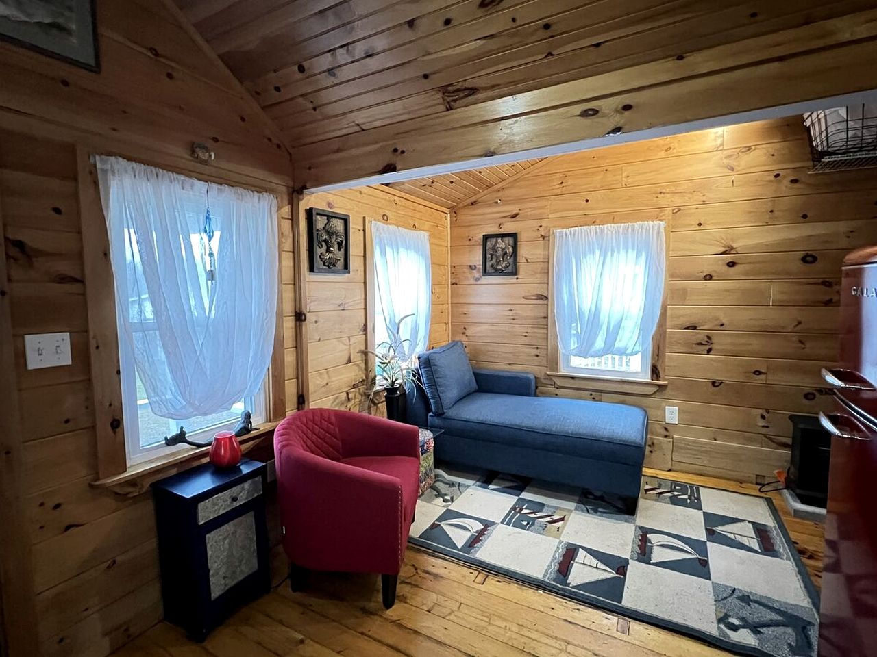 Charming Pet-Friendly Tiny Cottage with Pool and Trails near Ogunquit, Maine