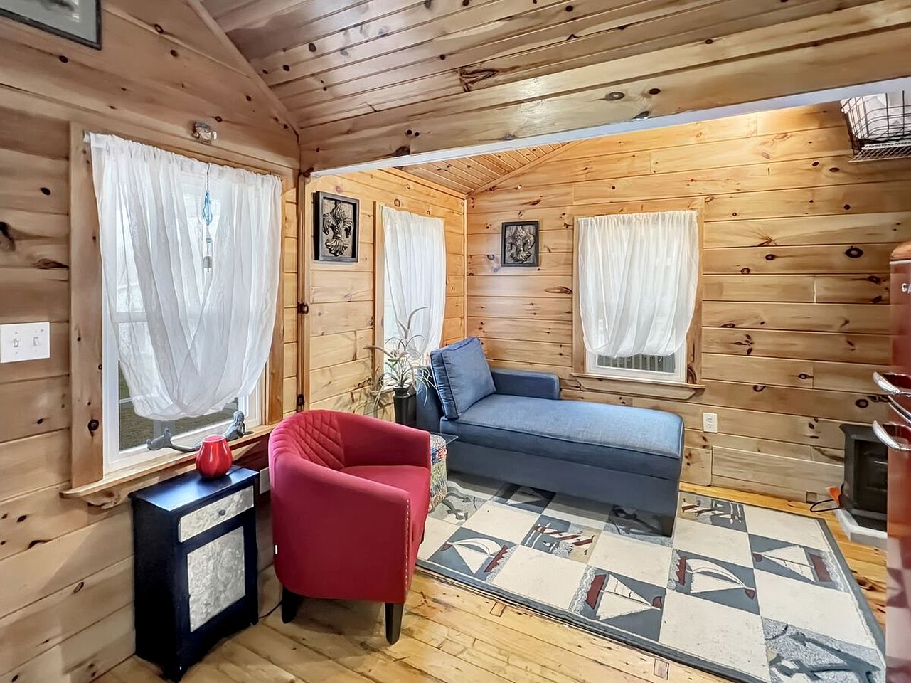 Charming Pet-Friendly Tiny Cottage with Pool and Trails near Ogunquit, Maine