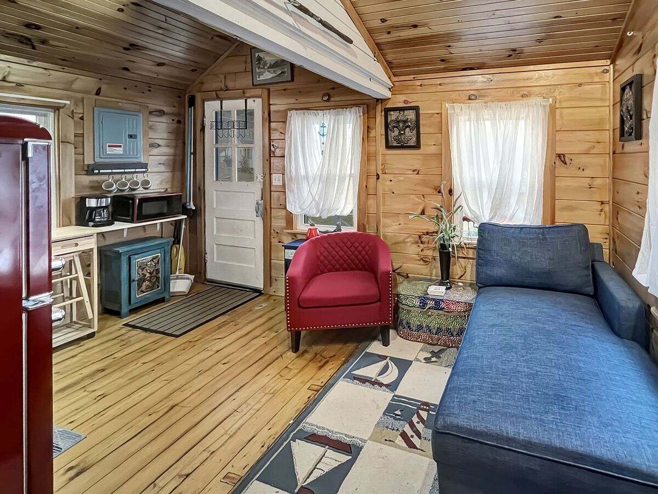 Charming Pet-Friendly Tiny Cottage with Pool and Trails near Ogunquit, Maine