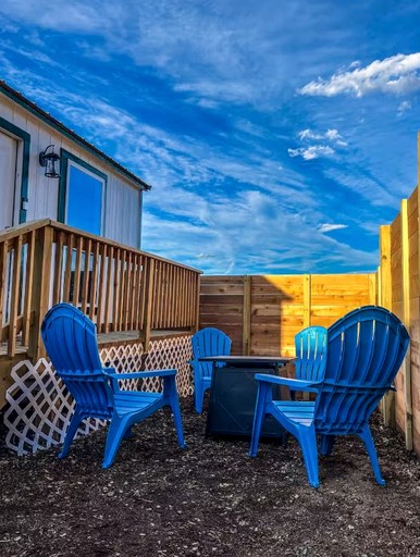 Cozy Tiny House Ideal for a Couples Retreat in Lake Hills, Texas | Tiny Houses (West Lake Hills, Texas, United States of America)