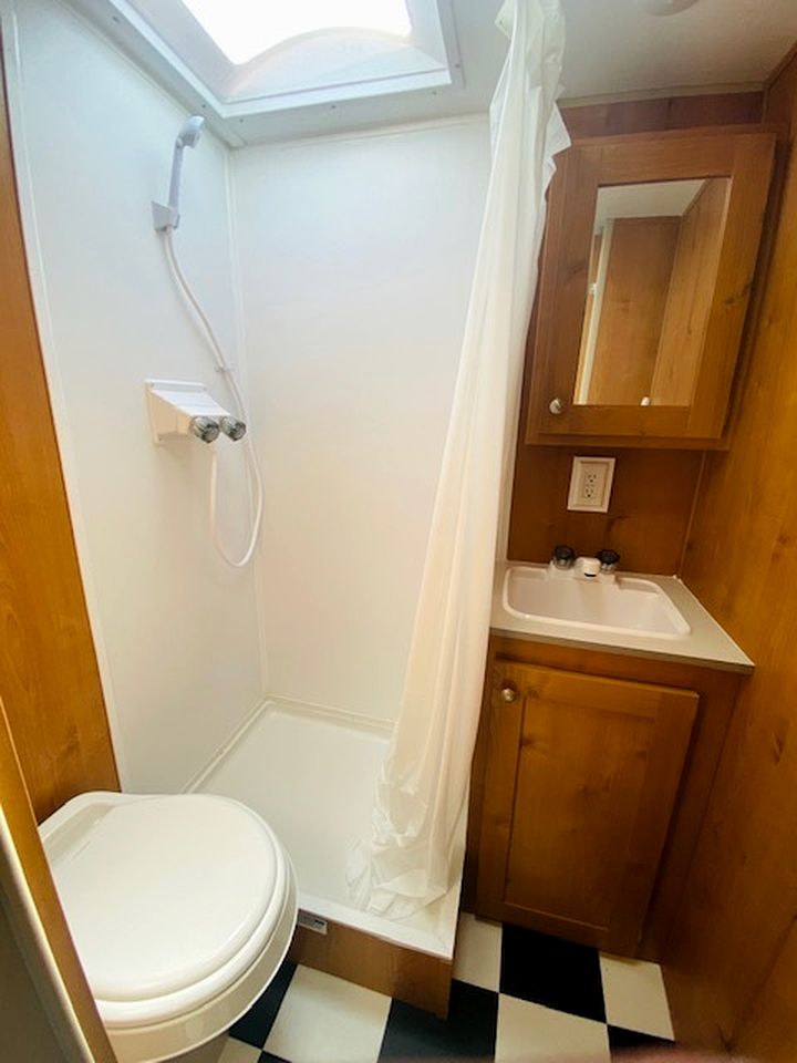 Classic & Cute 1950's Inspired Retro Camper, Idleyld Park, OR
