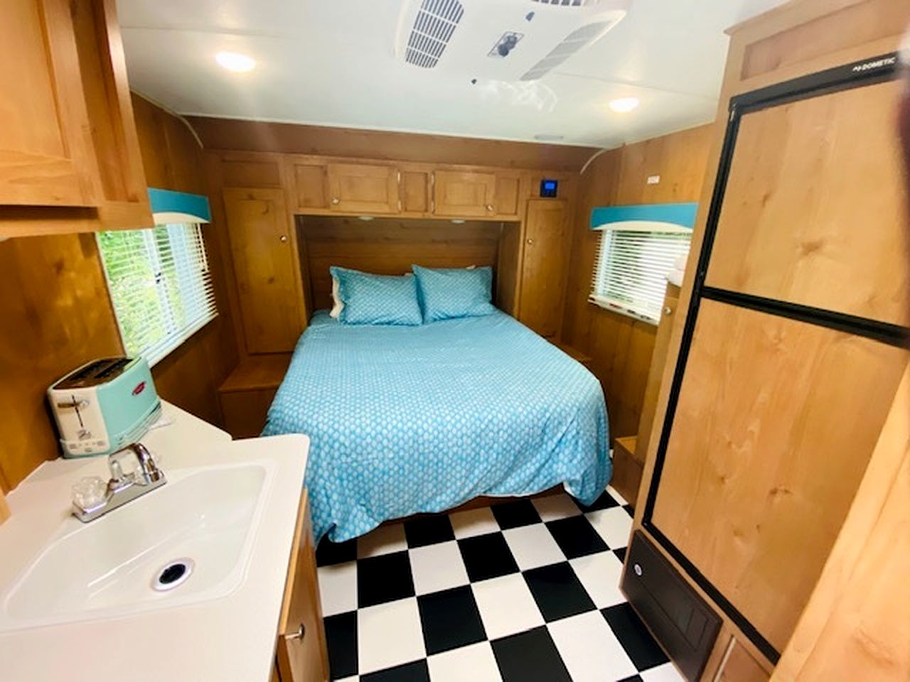 Classic & Cute 1950's Inspired Retro Camper, Idleyld Park, OR