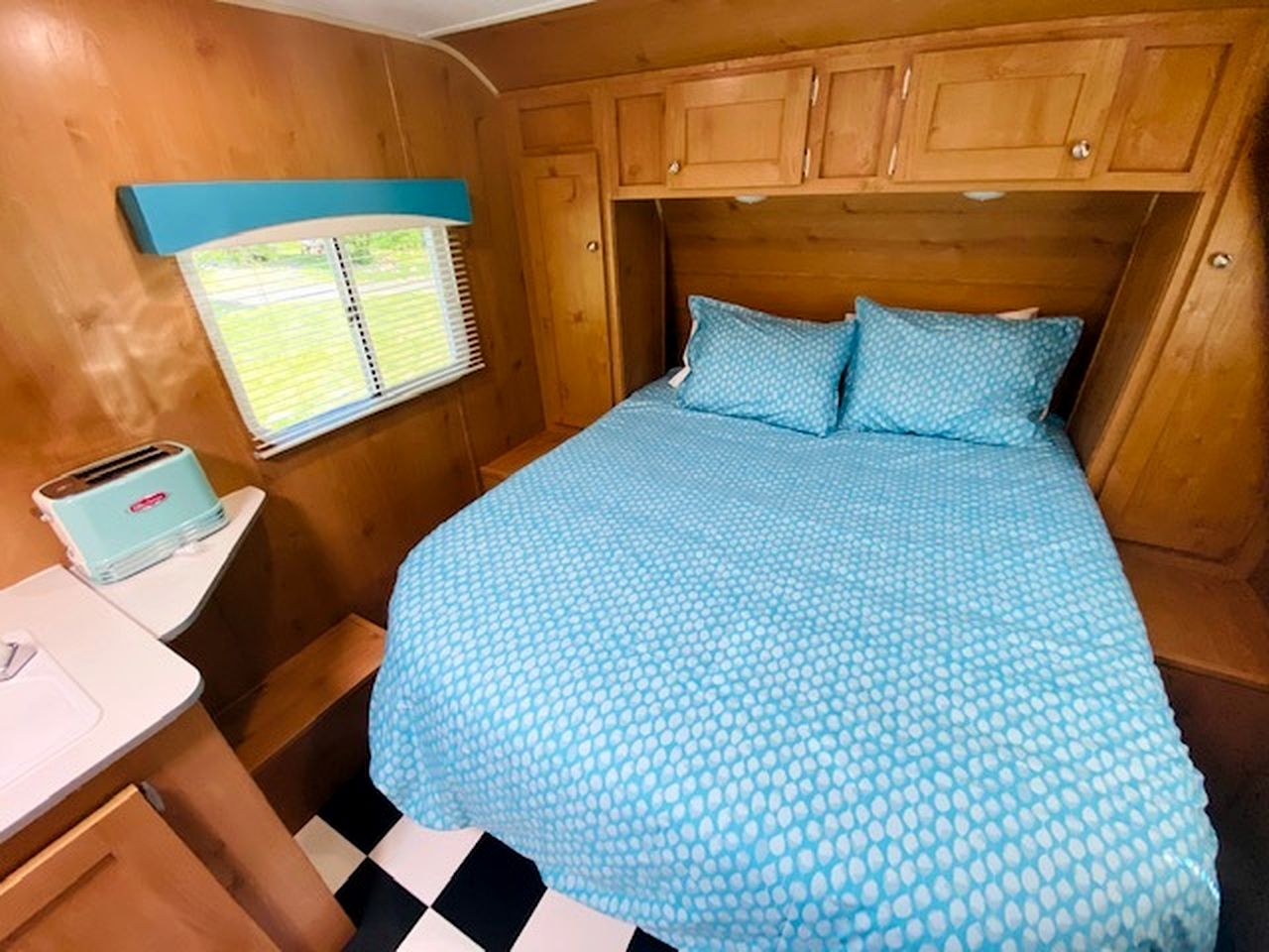 Classic & Cute 1950's Inspired Retro Camper, Idleyld Park, OR