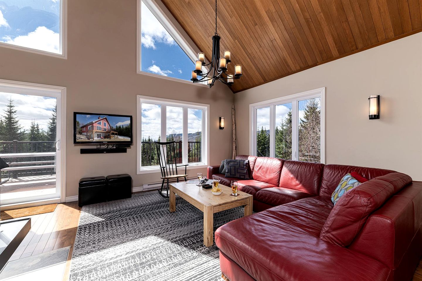 Stylish Vacation Rental with Hot Tub and Four-Sided Fireplace for Family Getaway in Charlevoix, Quebec