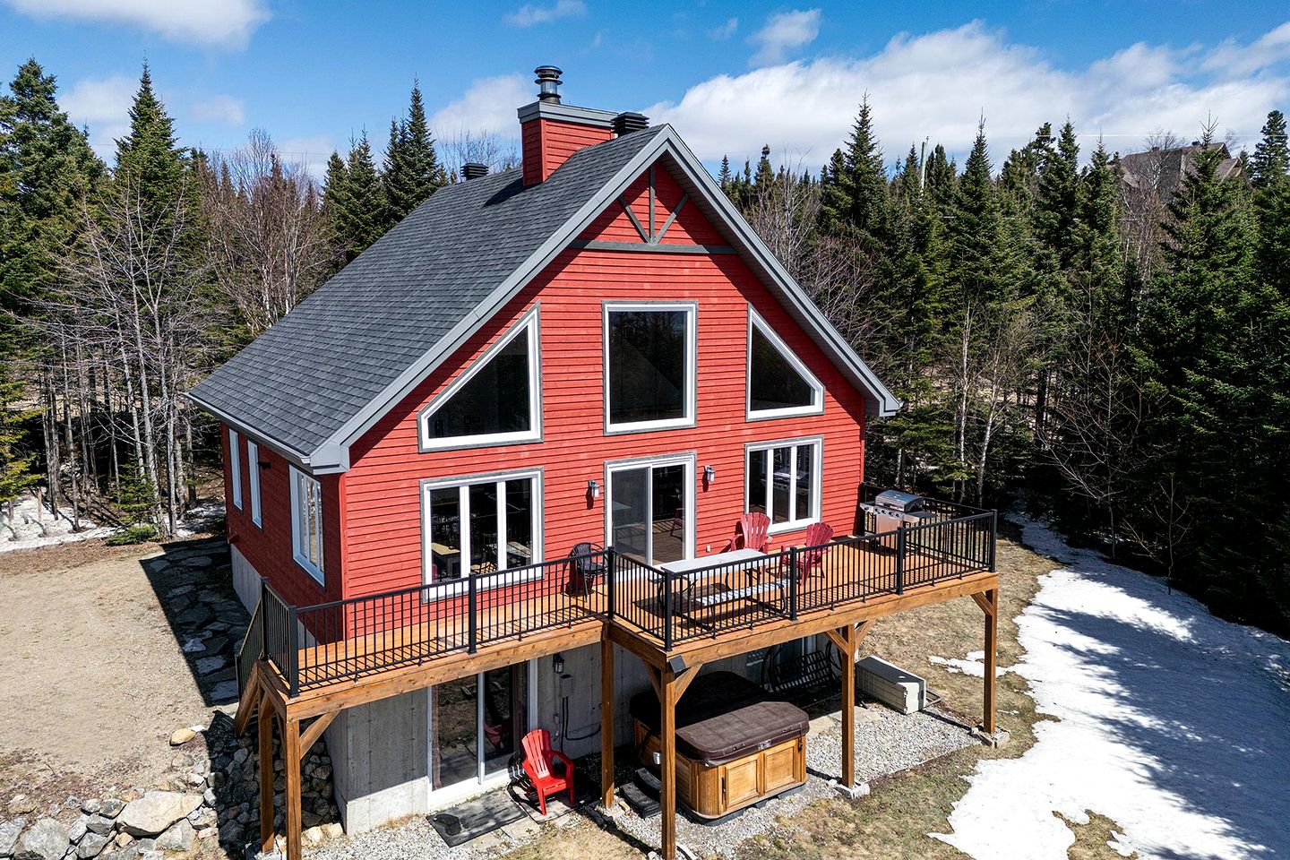 Stylish Vacation Rental with Hot Tub and Four-Sided Fireplace for Family Getaway in Charlevoix, Quebec