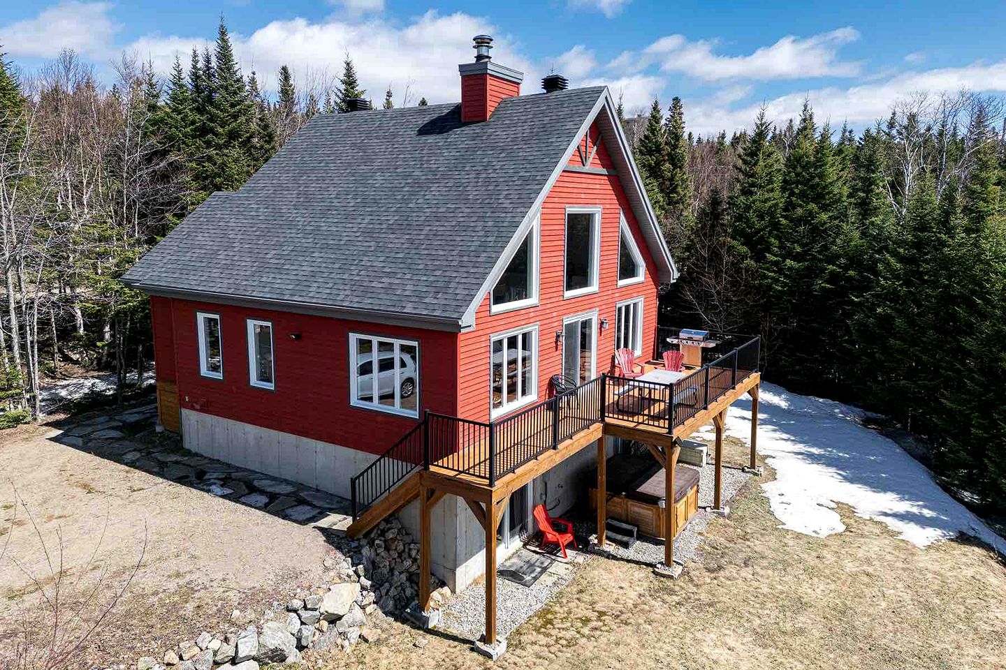 Stylish Vacation Rental with Hot Tub and Four-Sided Fireplace for Family Getaway in Charlevoix, Quebec