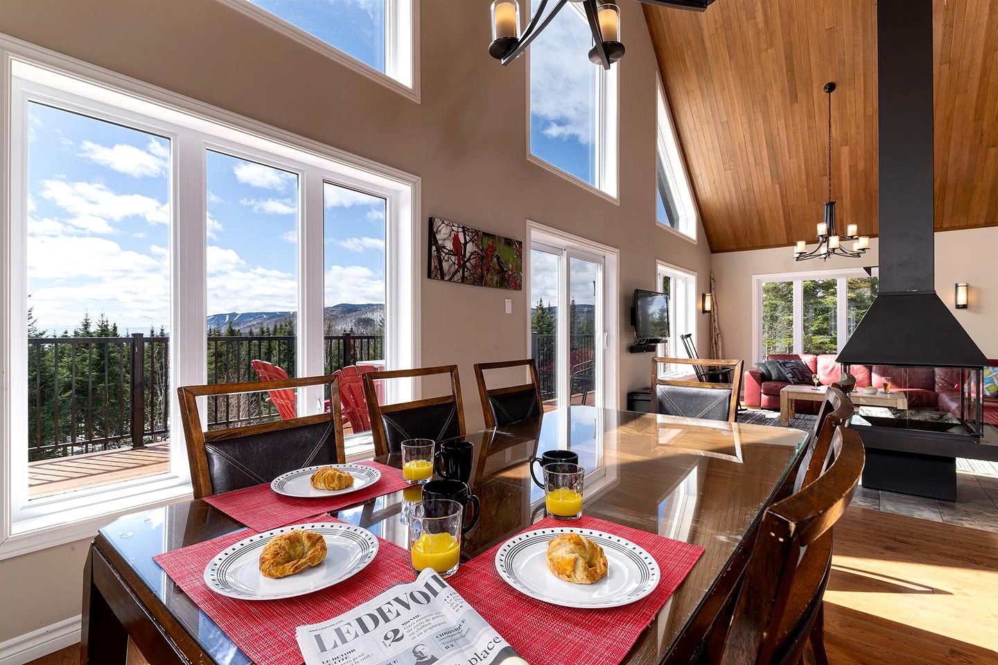 Stylish Vacation Rental with Hot Tub and Four-Sided Fireplace for Family Getaway in Charlevoix, Quebec
