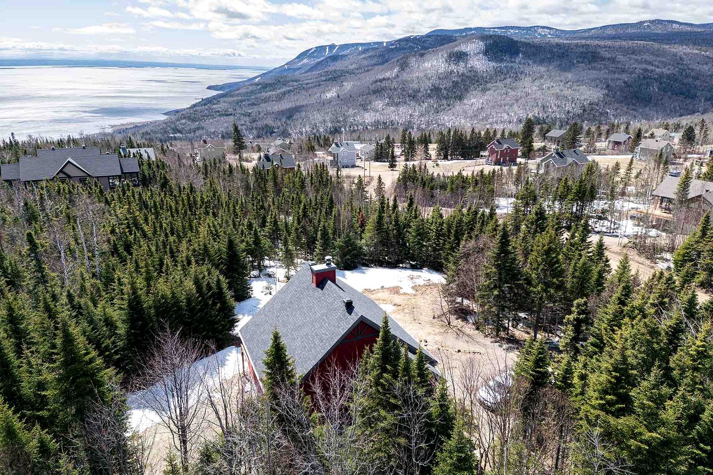 Stylish Vacation Rental with Hot Tub and Four-Sided Fireplace for Family Getaway in Charlevoix, Quebec