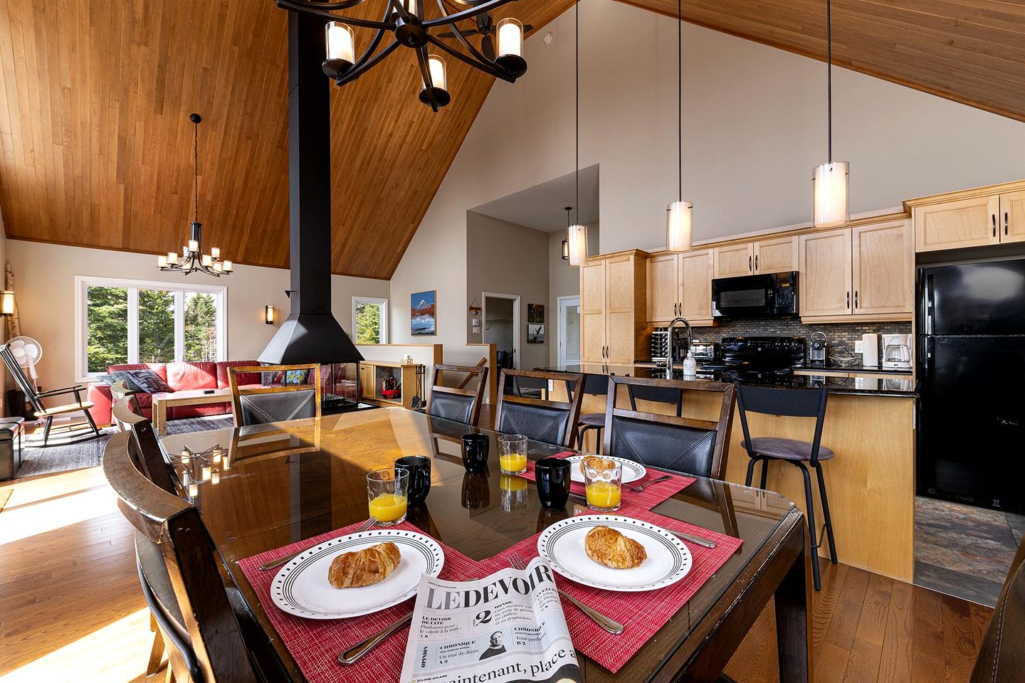 Stylish Vacation Rental with Hot Tub and Four-Sided Fireplace for Family Getaway in Charlevoix, Quebec