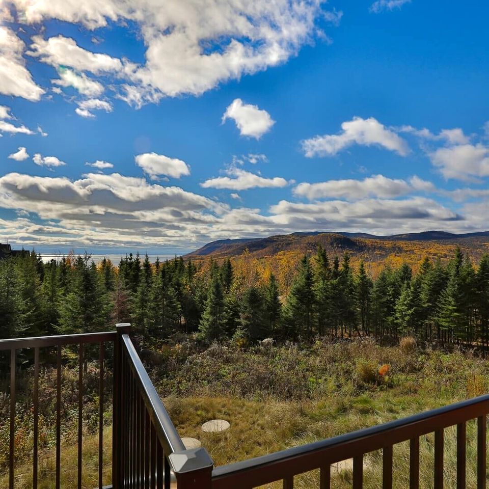 Stylish Vacation Rental with Hot Tub and Four-Sided Fireplace for Family Getaway in Charlevoix, Quebec