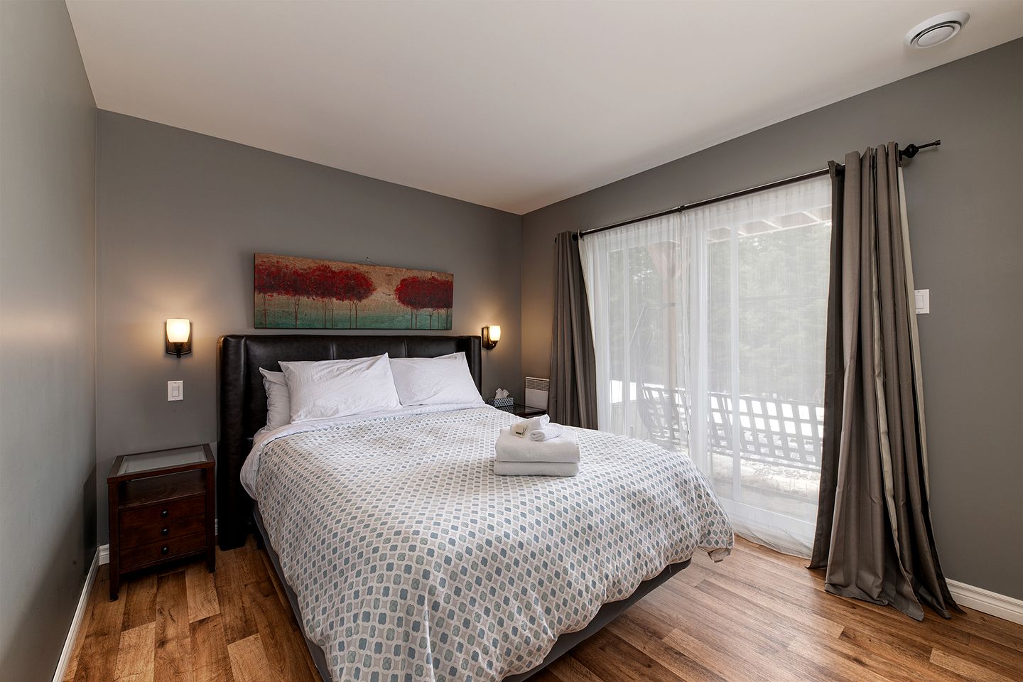 Stylish Vacation Rental with Hot Tub and Four-Sided Fireplace for Family Getaway in Charlevoix, Quebec