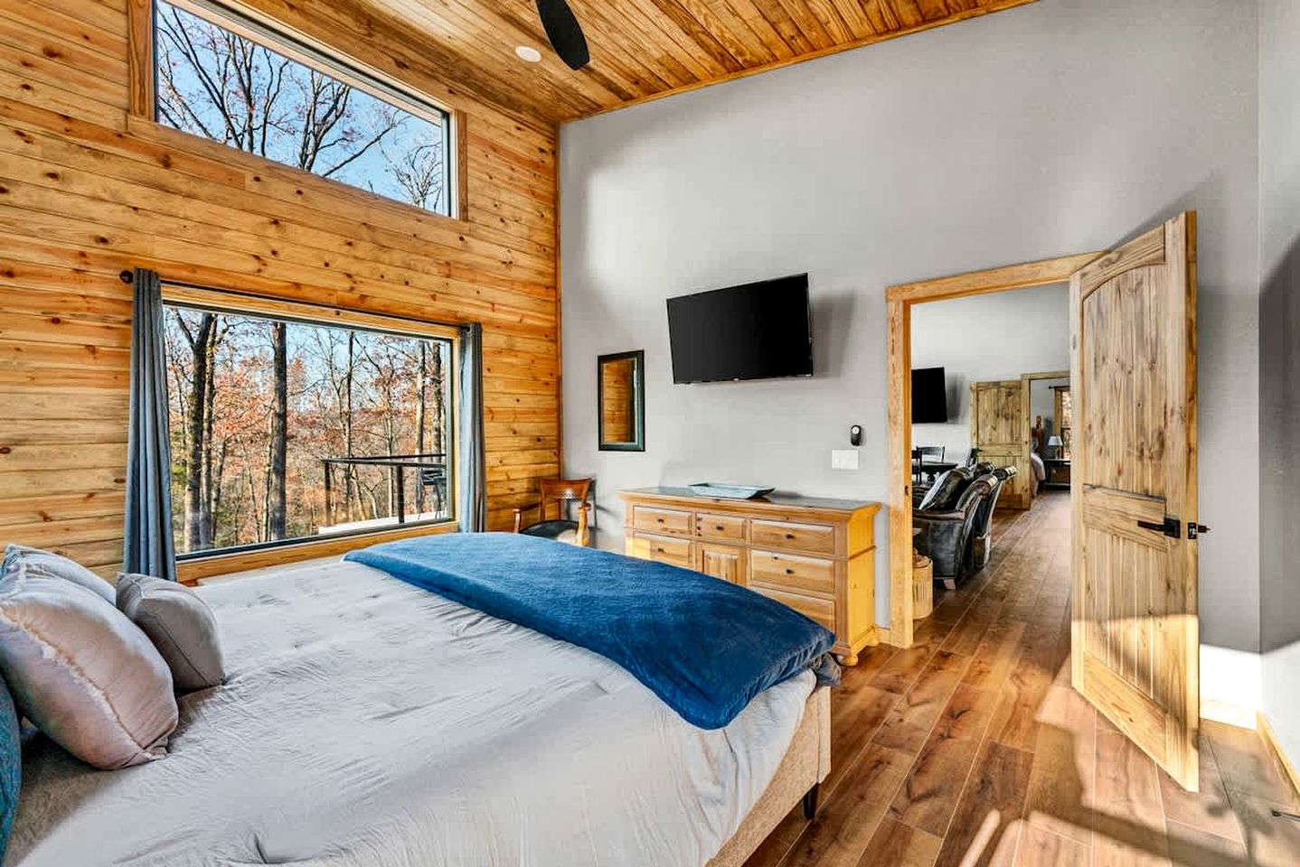 Secluded Riverfront Cabin with Scenic Bluffs near Fayetteville, Arkansas